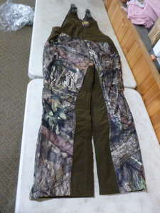 lot 284 image: Mossy Oak Yukon Gear Hunting Bibs