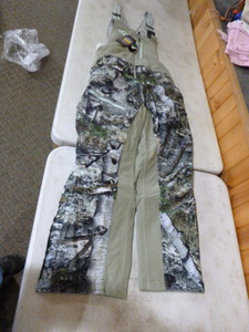 lot 285 image: Mossy Oak Yukon Gear Womens Hunting Bibs