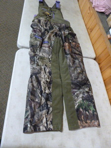 lot 286 image: Mossy Oak Yukon Gear Womens Hunting Bibs