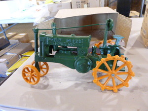 lot 418 image: Cast Iron John Deere Tractor
