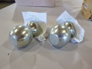 lot 420 image: 2 Valley 2 516 Tow Balls