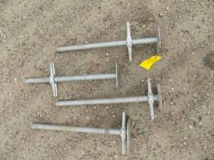 lot 32 image: 4 - Adjustable Scaffold Legs