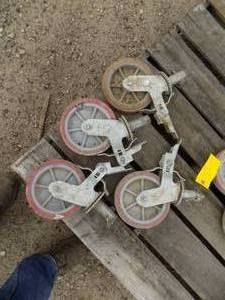 lot 33 image: 4 - Scaffold Casters