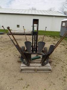 lot 36 image: Tree Toad Spade