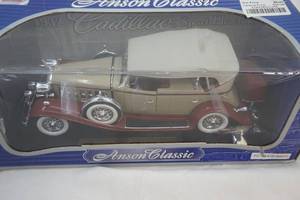 lot 8 image: collector die cast car 1932 Cadillac Phaeton
