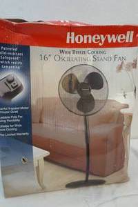 lot 15 image: new Honeywell oscillating fan