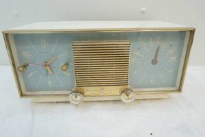 lot 137 image: vintage Zenith Tube clock radio