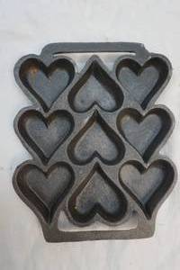 lot 144 image: heart themed corn bread pan
