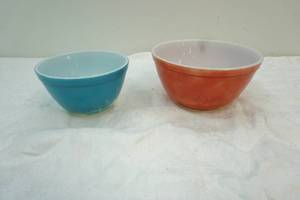 lot 168 image: vintage Pyrex mixing bowls