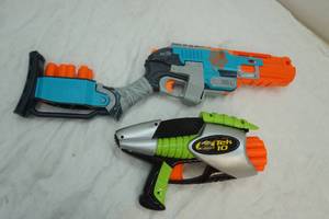 lot 264 image: Nerf guns