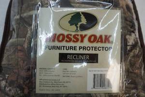 lot 273 image: Mossy Oak recliner chair protector