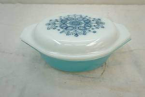 lot 48 image: vintage Pyrex casserole dish with lid