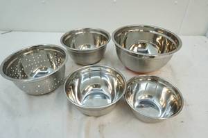 lot 103 image: stainless steel mixing bowls and strainer