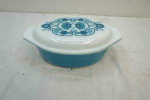 lot 112 image: vintage Pyrex casserole dish with lid