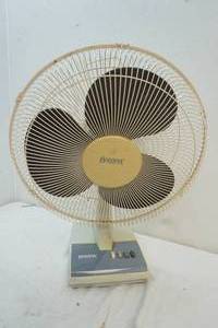 lot 122 image: Bahama Fans oscillating desk fan