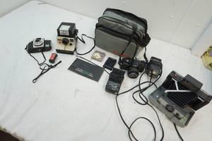 lot 127 image: assortment of vintage cameras