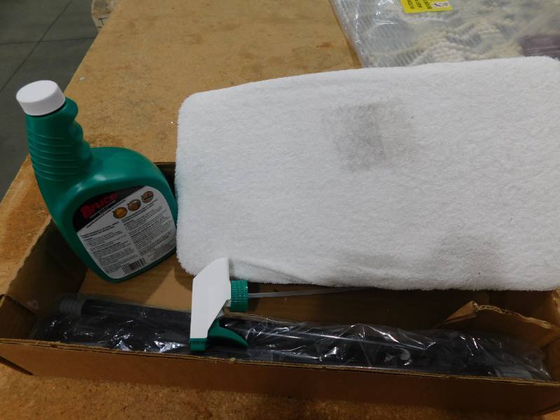 lot 26 image: Bruce 32 oz. Hardwood and Laminate Cleaning System
