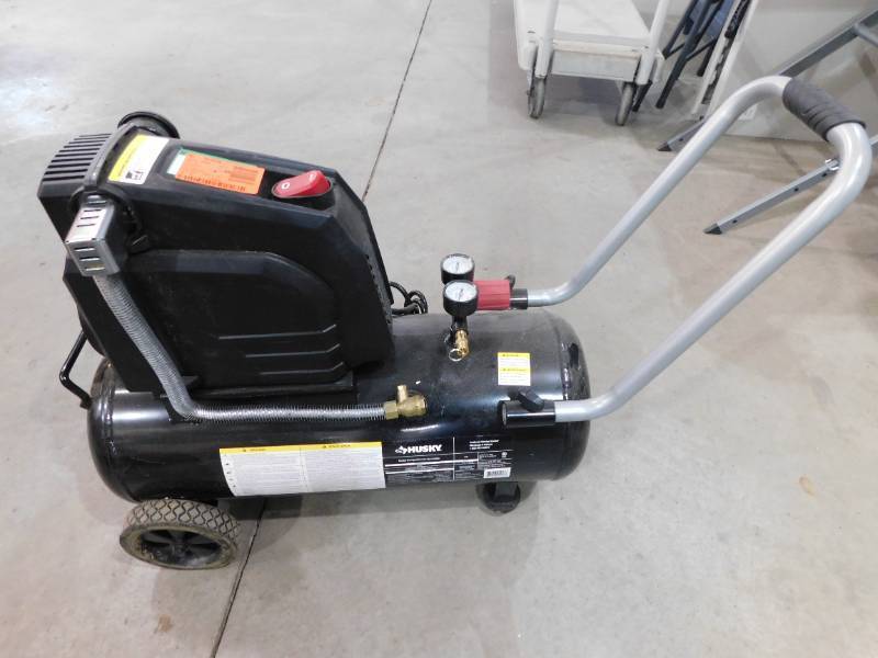 lot 32 image: Husky 8G 150 PSI Hotdog Air Compressor