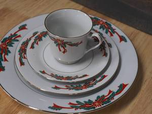 Holiday dinnerware