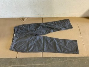 lot 35 image: Carhartt Mens Rugged Flex Relaxed Fit Canvas Work Pants in Grey, Size (36 x 32). See Pictures