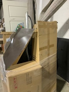 lot 60 image: Pallet of Salvaged Miscellaneous Household items, Home Decor, Kitchen Goods and More All For Parts & Repair. See Pictures