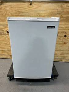 lot 124 image: MAGIC CHEF 3.0 cu. ft. Upright Freezer in White