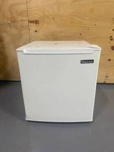 lot 135 image: MAGIC CHEF 1.7 cu. ft. Freezerless Mini Fridge, White