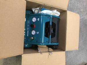 Makita Quiet Series 2 Gal. 1 HP Oil-Free Electric Air Compressor Open box