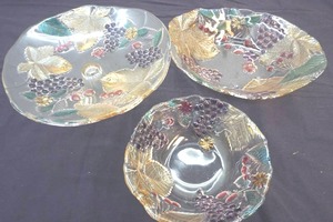 lot 12 image: colored glass serving bowls