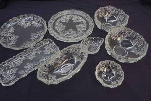 lot 13 image: matching floral glass service bowl sand platters