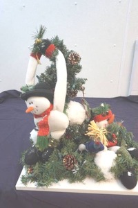lot 17 image: light up Christmas centerpiece