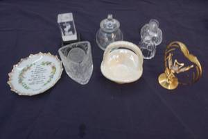 lot 18 image: glass table top items