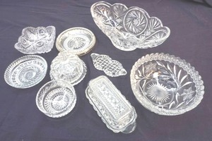lot 22 image: clear glass serving dishes