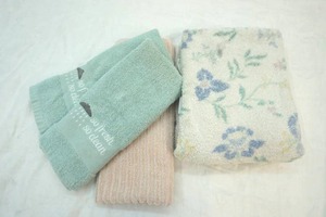 lot 32 image: bath towels