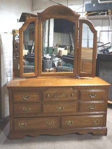 lot 34 image: 8 drawer dresser with triple mirror