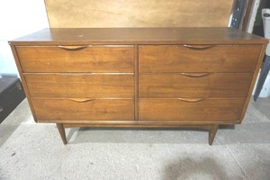 lot 37 image: Ward Furniture 6 drawer dresser