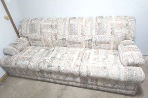 lot 44 image: Flexsteel couch