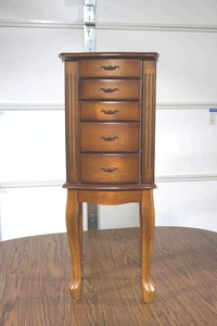 lot 45 image: standing jewelry box