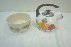 lot 62 image: ceramic bowl and teapot