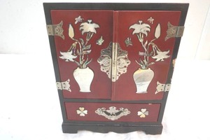 lot 65 image: Asian style jewelry box