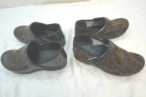 lot 76 image: womens Dansko clogs