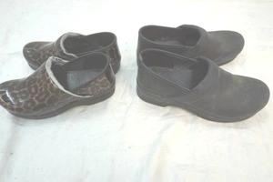 lot 77 image: womens Dansko clogs