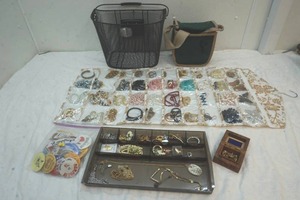 lot 101 image: jewelry