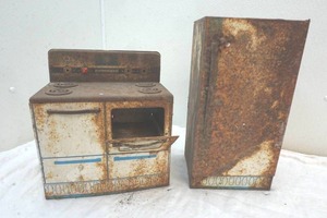 lot 105 image: vintage Wolverine childs fridge and stove