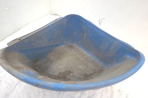 lot 128 image: corner feeder