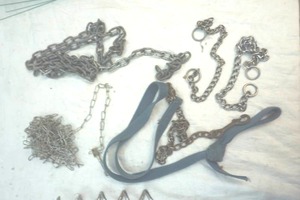 lot 186 image: dog lead, twist pin and chains