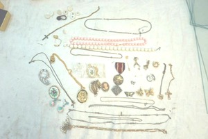 lot 189 image: jewelry