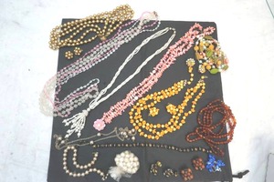 lot 197 image: beaded jewelry