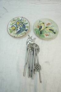 lot 201 image: aluminum wind chime and decorative bird plates