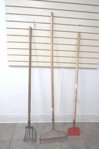 lot 281 image: garden tiller, garden rake and scraper